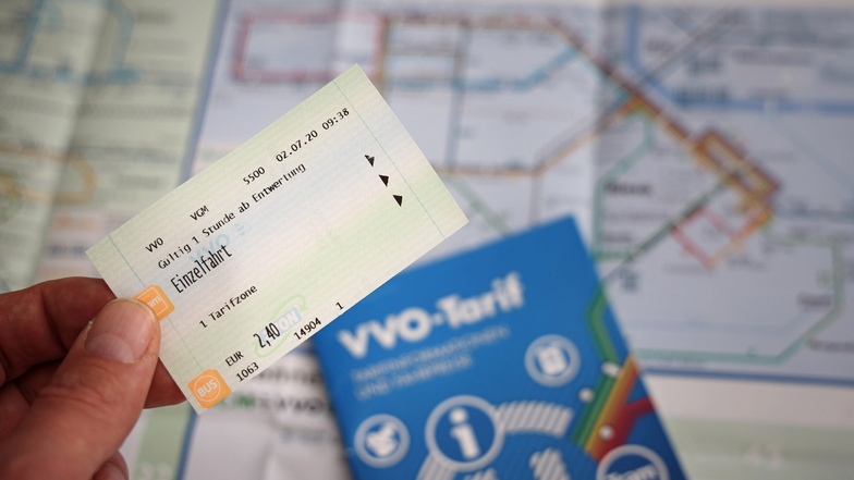 Am Infomobil des VVO, das in Pulsnitz und Großröhrsdorf Halt macht, können sich Kunden über aktuelle Tarife und Fahrzeiten informieren.