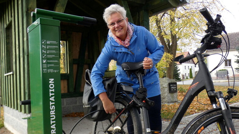 Die Radiborer Bürgermeisterin Madeleine Rentsch ist gern mit dem Fahrrad unterwegs. Sie will auch die Möglichkeiten der neuen Radler-Station in Luppa nutzen.