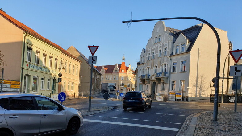Die Masten stehen noch da, die Ampeln fehlen. Auf der Kreuzung Wettinplatz in Pulsnitz gilt derzeit die Vorfahrtsregel Hauptstraße vor Nebenstraße.