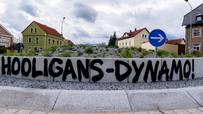 Die Stadt Bautzen will die Dynamo-Schmiererei am Schliebenkreisel überstreichen.