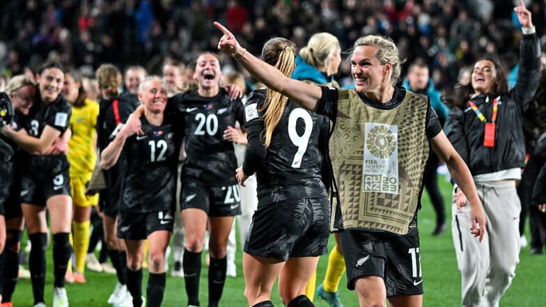 Die Spielerinnen von Neuseeland feiern nach ihrem Sieg.