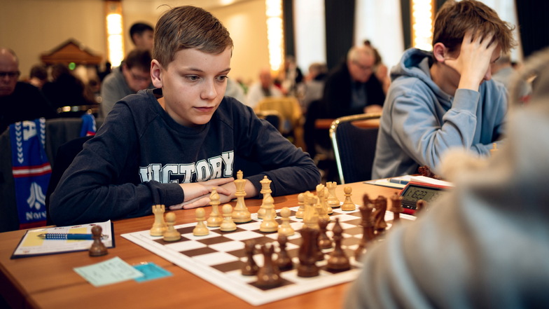 Am Dienstag startet die 2. Bautzener Schachwoche. Florentin Lübke vom Schachverein SC Einheit Bautzen tritt dabei beim internationalen Wettkampf Bautzener Türme Open an.