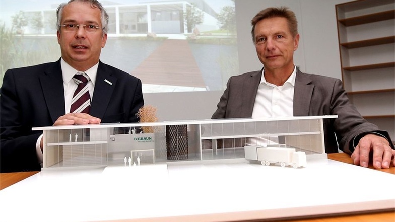 Geschäftsführer Bertram König (links) und Architekt Robert Rösch zeigen das Siegermodell für den Neubau an der Hühndorfer Höhe in Wilsdruff. Mit dem Bau will B. Braun noch dieses Jahr beginnen.