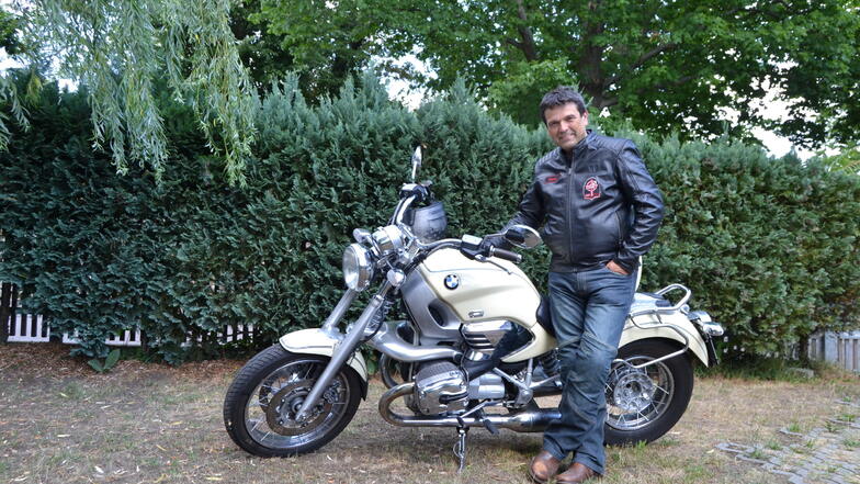 Organisations-Chef Peter Gamer mit seiner BMW R1200C – der Motorrad-Typ wurde durch eine Verfolgungsjagd im James-Bond-Film „Der Morgen stirbt nie“ bekannt.