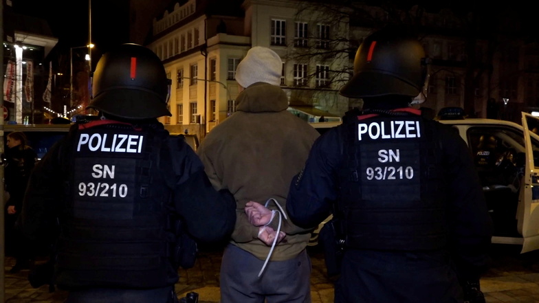 Rund um den Kornmarkt in Bautzen stellte die Polizei am Montag mehrere Identitäten fest. Nun wird gegen zwei Beamte ermittelt