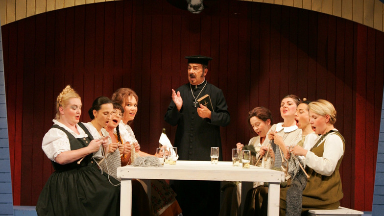 Gunter Wagner mit den Damen des Opernchores in einer Inszenierung von Carl Zellers „Der Vogelhändler“ im Jahre 2005.