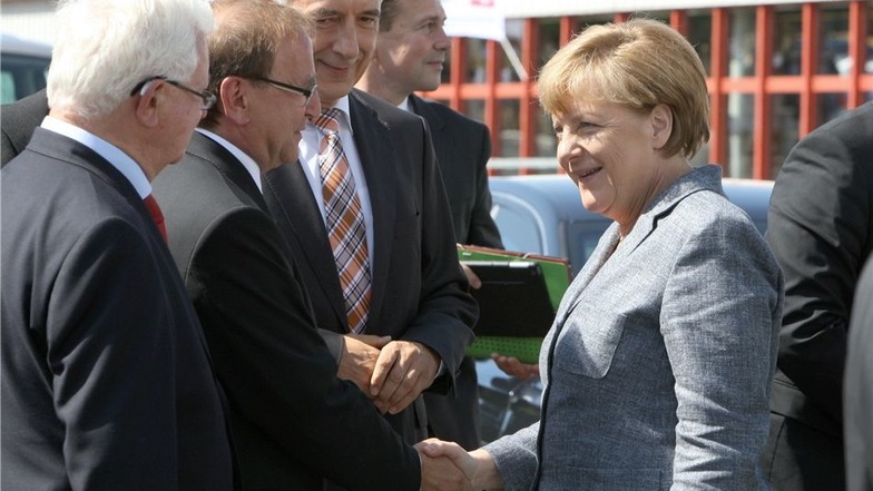 Jürgen Opitz begrüßt die Bundeskanzlerin beim Besuch im Erstaufnahmelager in Heidenau Ende August.