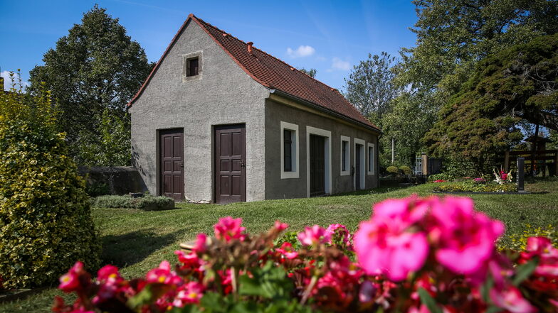 Die kleine Trauerhalle auf dem evangelischen Friedhof in Großerkmannsdorf wir wohl noch eine Weile so stehen bleiben. Für eine Sanierung fehlt offensichtlich das Geld.