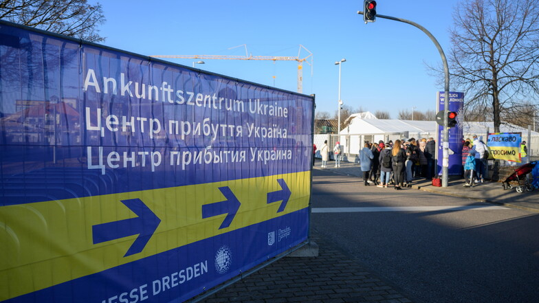 In dem Ankunftszentrum in der Dresdner Messe bekommen Menschen Informationen, Beratung, medizinische Hilfe und kurzzeitige Übernachtungsmöglichkeiten.