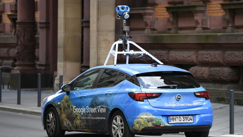 Mit einer auffälligen Kamera auf dem Dach fährt ein Auto von Google Street-View durch das Gerichtsviertel in Frankfurt. Google lässt wieder Kamera-Fahrzeuge durch Deutschland rollen.