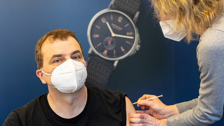 Der Geschäftsführer der Uhrenfirma Nomos Glashütte, Uwe Ahrendt, ließ sich am Donnerstag zum dritten Mal impfen. Damit begann eine groß angelegte Impfaktion in Glashütte.