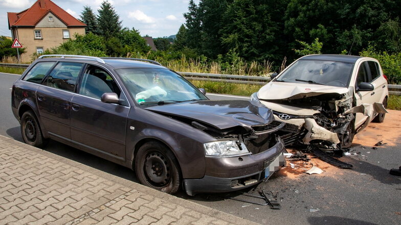 Auf der B98 in Putzkau sind am Dienstagnachmittag zwei Autos frontal zusammengestoßen.