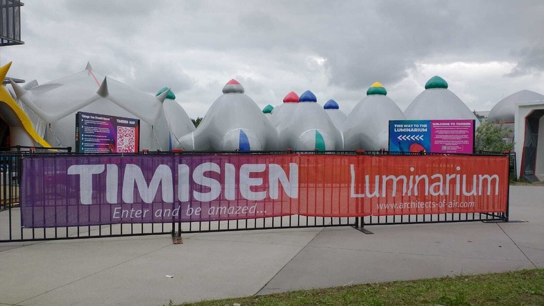 Die einzigartige Luftskulptur "Timisien", inspiriert von der rumänischen Stadt Timișoara und einem persischen Markt, wird 2024 erstmals im Großenhainer Stadtpark präsentiert.