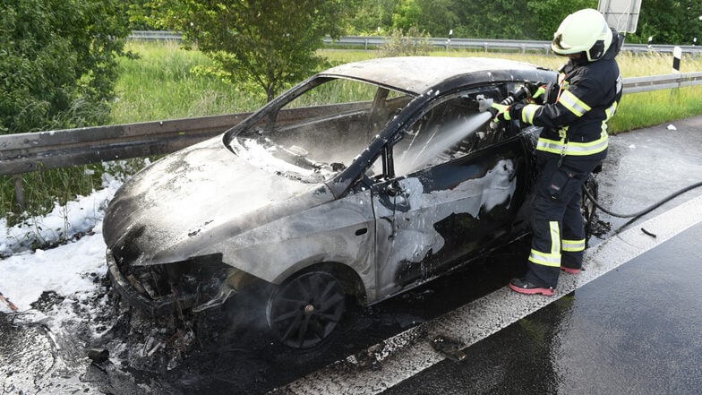 Der Seat einer jungen Autofahrerin geht auf der A9 in Höhe Leipzig-West in Flammen auf. Sie kann sich noch rechtzeitig retten.