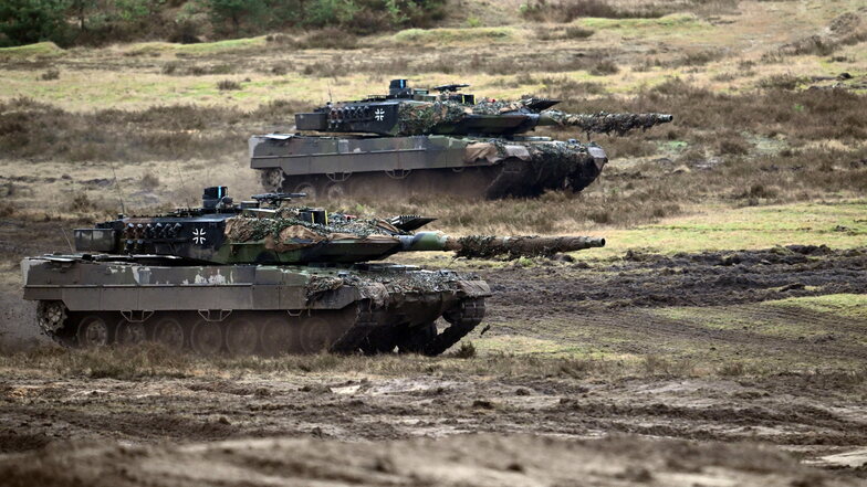 Zwei Leopard 2A6 des Panzerbataillon 203 der Bundeswehr auf dem Truppenübungsplatz Senne.
