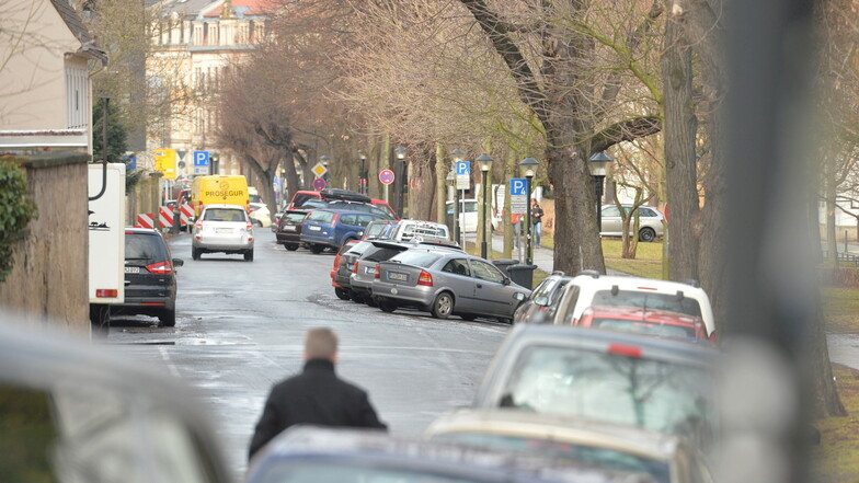 Külzstraße in der Pirnaer Innenstadt: Der Belag ist mies, die Parklücken sind nicht ideal angeordnet.