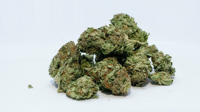 Immer häufiger wird dem illegal verkauften Straßencannabis neuartiges Heroin beigemischt, das sich rauchen lässt.