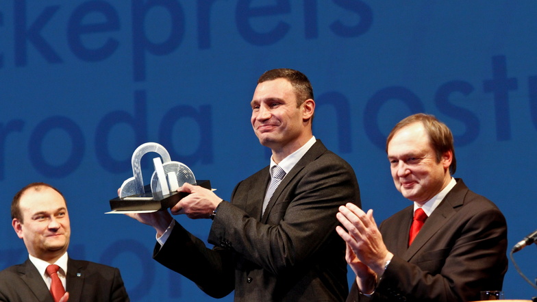 Als Chef der Brückepreisgesellschaft übergab Willi Xylander 2013 den Preis an den heutigen Kiewer Oberbürgermeister Vitali Klitschko.