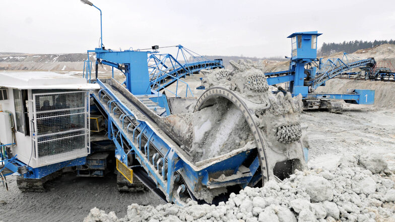 Der Bagger im Tagebau des Kaolinwerkes in Caminau fördert das Rohmaterial, aus dem dann die feine Qualität von Kaolin gewonnen wird. Doch derzeit ist Kurzarbeit im Betrieb angesagt.