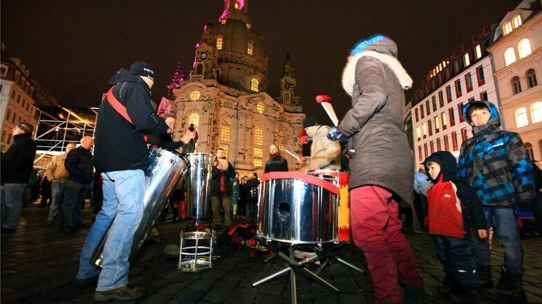 Ein Percussion-Ensemble stimmt die Anwesenden auf den Abend ein.