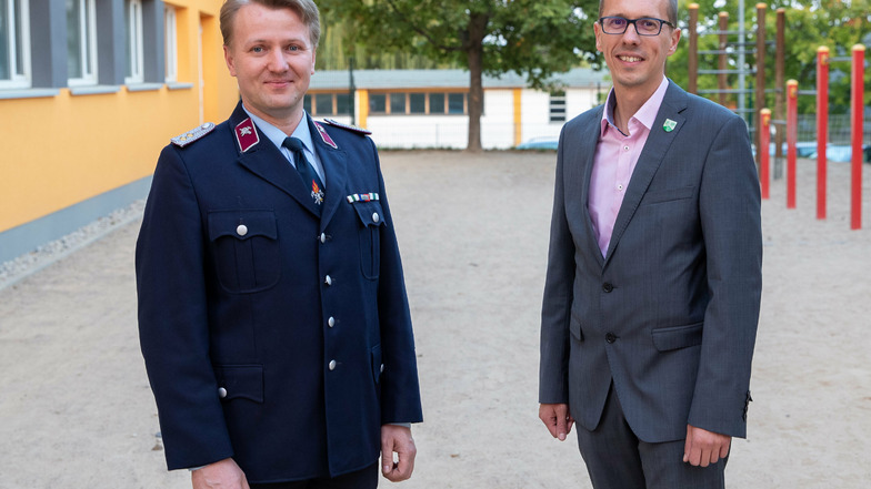 André Markert (links) wird neuer Gemeindewehrleiter für die Gemeinde Bannewitz. Er übernimmt das Amt von Heiko Wersig (rechts).