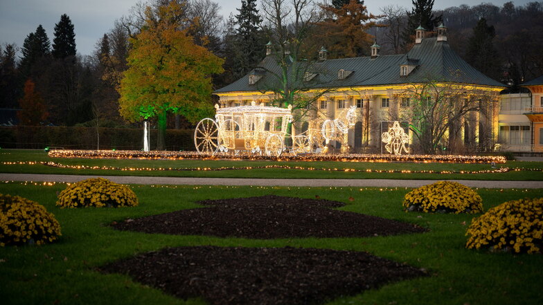 Das Schloss Pillnitz wird bald wieder beleuchtet - für den "Christmas Garden" - ab dem 16. November. Bis dahin müssen alle Fensterläden wieder eingesetzt werden. Diese sind teils derzeit in Ottendorf-Okrilla.