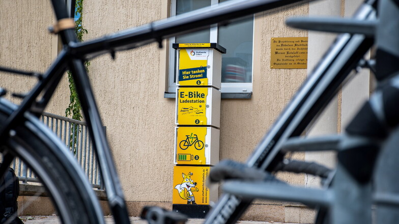 Vor dem Stadtbad steht Döbelns einzige Ladesäule für E-Bikes.
