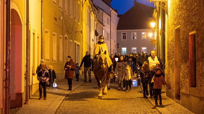 Wie in vielen Orten führte der Heilige Martin zu Pferde den Martinsumzug durch Dippoldiswalde an. Gefolgt von Kindern mit Lichtern und Laternen.