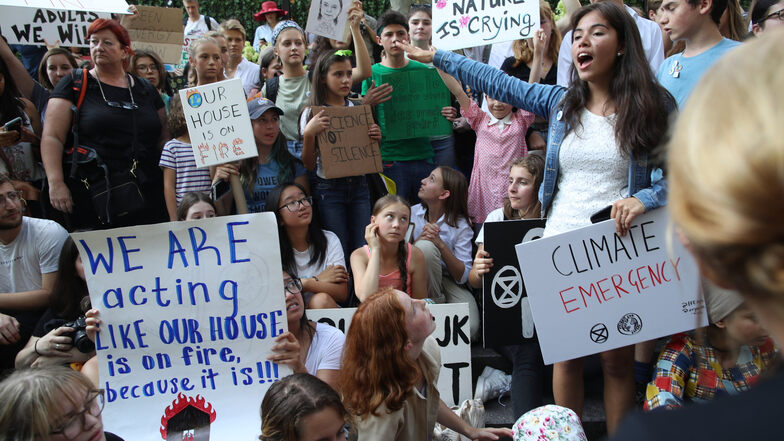 Greta Thunberg (M unten) mit Unterstützern vor dem Gebäude der Vereinten Nationen in New York. Thunberg selbst sprach bei den Protesten nicht.