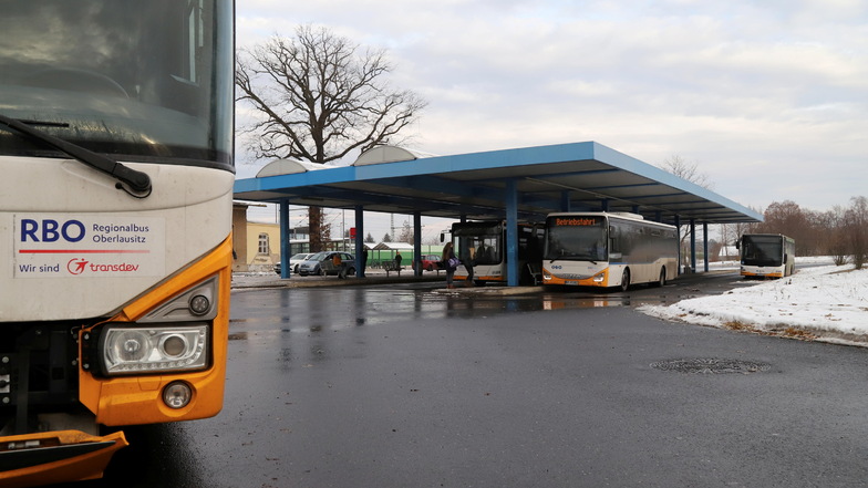 Der Busbahnhof in Niesky. Wegen des hohen Krankenstandes verkehren hier momentan weniger RBO-Busse als laut Fahrplan eigentlich müssten.