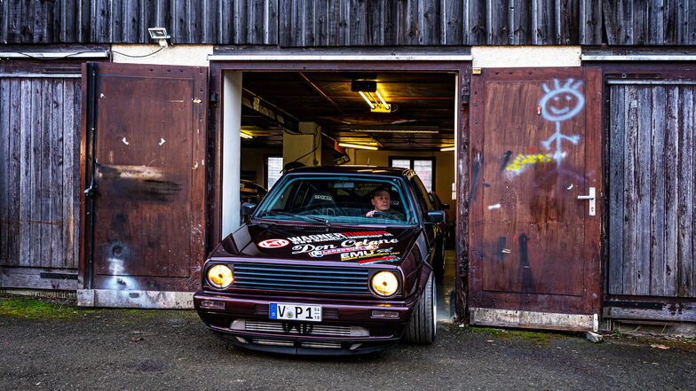 Maßarbeit: In dieser Garage im vogtländischen Falkenstein schraubt der 40-Jährige an seinem Rekordauto.