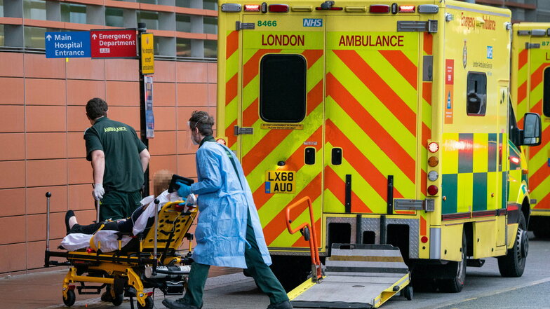 Sanitäter transportieren einen Patienten ins Royal London Krankenhaus. England befindet sich im dritten Lockdown zur Eindämmung der Corona-Pandemie.