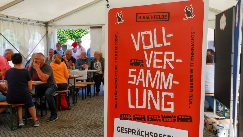 Schwimmhalle und Flüchtlingsheim: Hirschfelder diskutieren Zukunft des Dorfes