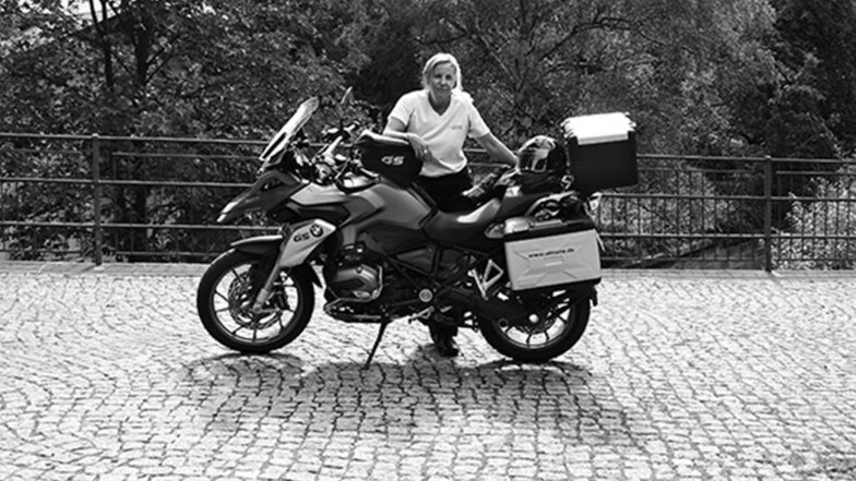 „Ich empfinde das Fotoprojekt als Liebeserklärung an Dresden, besonders an die Neustadt“, sagt Manuela Wollny, Chefin des Motorradreisen-Büros Almoto. Beruflich fährt sie mit ihren Kunden zu den schönsten Orten, und sehnt sich doch immer nach der Heimat.