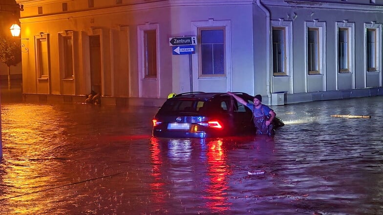 Österreich, Zwettl: Ein Auto steht auf einer überfluteten Straße. Aufgrund der starken Niederschläge ist Sonntagfrüh ganz Niederösterreich zum Katastrophengebiet erklärt worden.