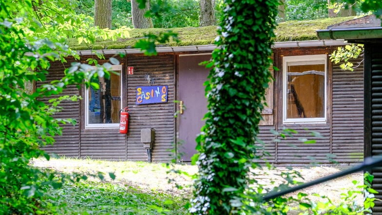 Der Karl-May-Dorf-Verein vermietet die Bungalows seit 2017. Nach den Vorkommnissen dieser Woche sieht man keine Chance für eine weitere Zusammenarbeit mit dem Dresdner Jugendverein Roter Baum.