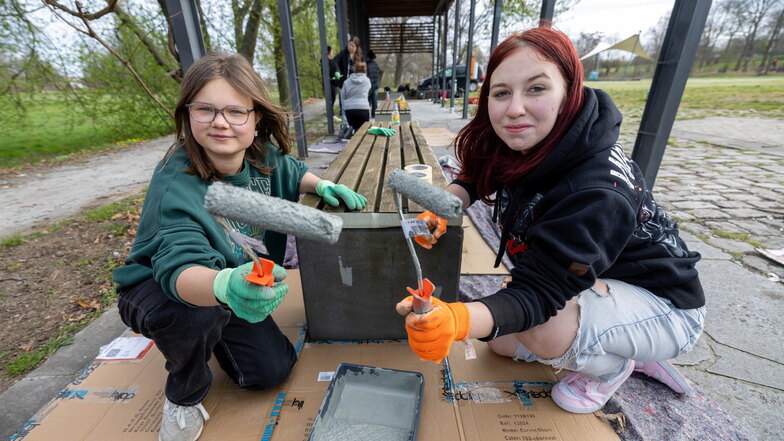 Annabell Ruttloff (15/links) und Romy Schneider (16) waren mit großem Enthusiasmus im Öhringer Garten bei der Sache.