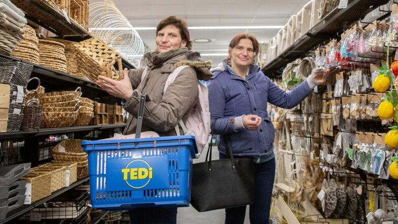 Die Zwillinge Livia Bott (l.) und Loreen Flesch gehörten zu den ersten Kunden im neuen Tedi-Markt im Rödertalpark in Großröhrsdorf.