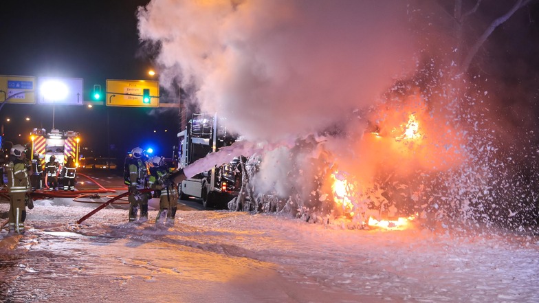 Mit viel Schaum und mit Wasser gelang es der Feuerwehr, den Brand eines Transporters auf der A4 zu löschen.