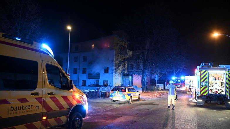 Feuerwehr, Rettungsdienst und Polizei sind in der Nacht zu Mittwoch in die Bautzener Schäfferstraße ausgerückt. Dort brannte es in einer Seniorenwohnanlage.