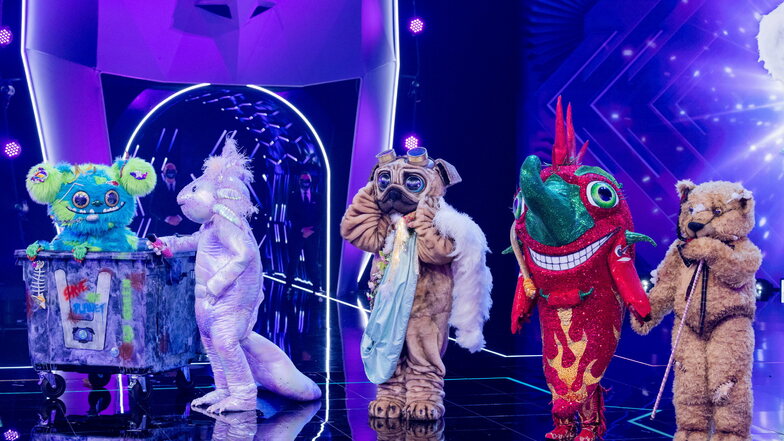 Prominente in fetzigen Kostümen treten in der Prosieben-Show "The Masked Singer" auf. Wer in den Figuren steckt, muss ein Rateteam herausbekommen.