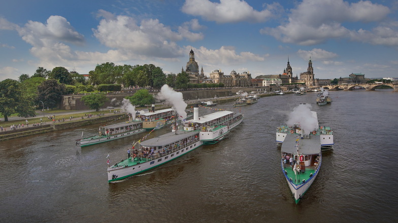 Die Dampferparade am Samstag auf der Elbe in Dresden.