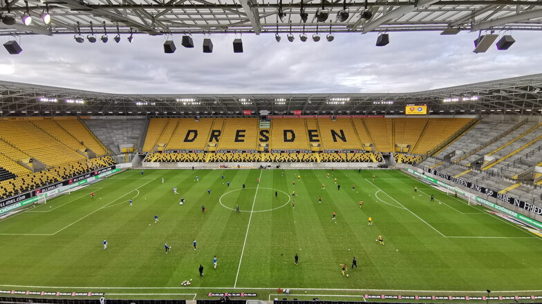 Die Mannschaften machen sich noch warm in 15 Minuten wird die Zweitligapartie zwischen Dynamo Dresden und dem Karlsruher SC angepfiffen.