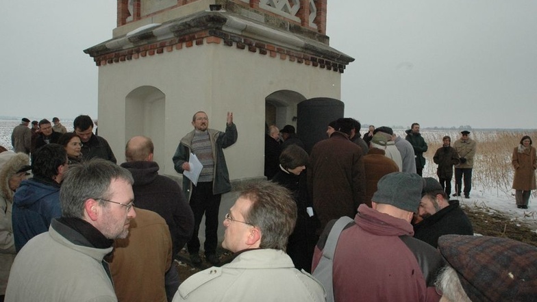 Weit über 100 Interessierte kamen am 17. März 2006 nach Quersa, um das sanierte Basisendhäuschen zu sehen.