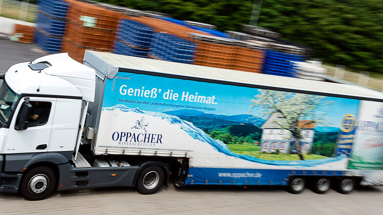Und wieder geht ein voll bepackter Brummi auf Fahrt zu Händlern in Sachsen, Brandenburg und Sachsen-Anhalt.