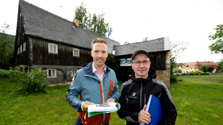 Wilthens Bürgermeister Michael Herfort und Bauamtsleiter Heiko Knoppik vor dem Umgebindehaus in der Stadtmitte, für dessen Umbau zum Kulturzentrum die Kommune nun Fördermittel beantragt hat.