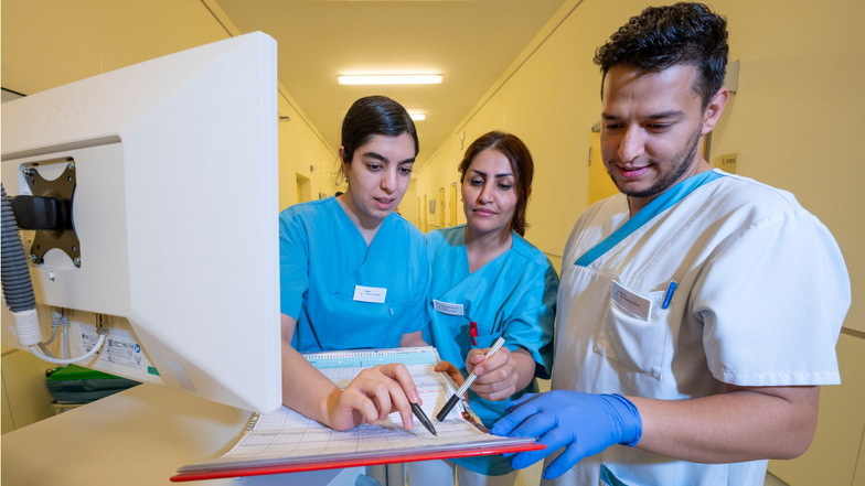 Die iranischen Fachkräfte arbeiten derzeit noch als medizinische Hilfskräfte im Fachkrankenhaus: Denn Marjan Gholamian Varnamkhasti, Somayeh Soltanishahmarvandi und Pourya Rezazadeh Asri warten auf ihre Berufsanerkennung.