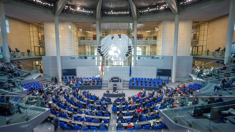 Der Bundestag hat am Freitag mit großer Mehrheit für das neue Bürgergeld - dem Nachfolger von Hartz IV - beschlossen.