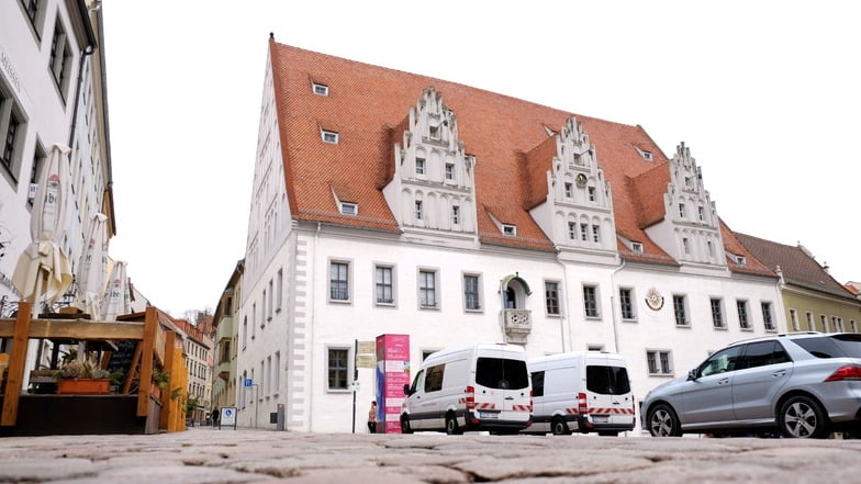 Das historische Rathaus Meißen: drinnen gibt es ein kritisiertes Wahlforum  der Landeszentrale für politische Bildung, kurz davor eine Kundgebung der Freien Wähler und geplant ist ein Open-Air-Forum auf dem Markt durch die AfD.