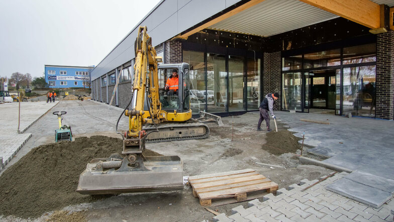 Die letzten Arbeiten am neuen Aldi-Markt in Bischofswerda werden derzeit erledigt, etwa durch Mitarbeiter der Firma STL Bau aus Löbau.